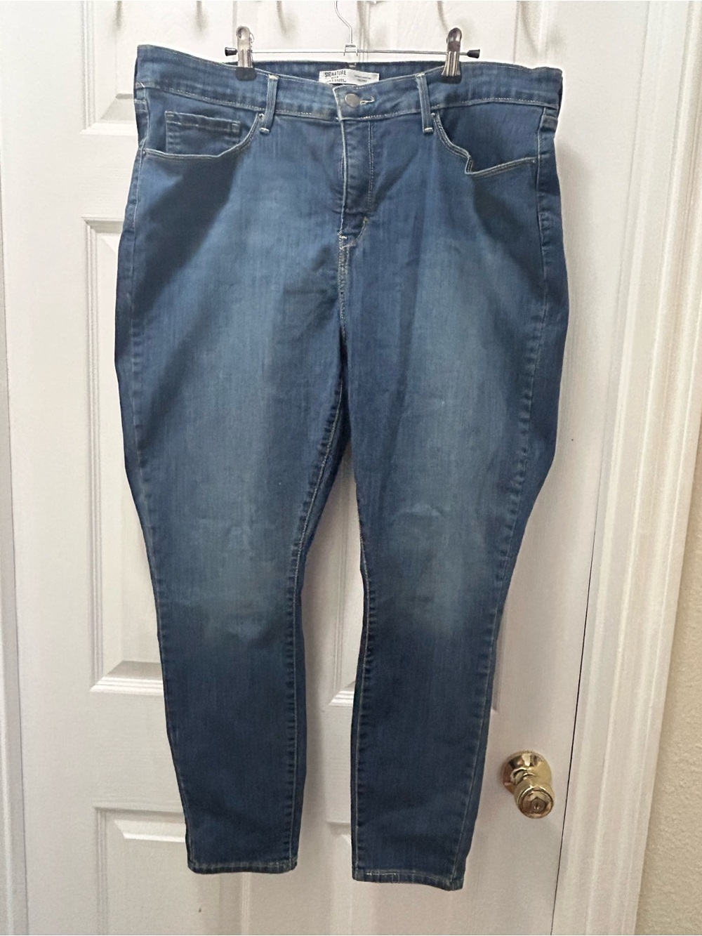 Signature by Levi Strauss Women's Skinny Jeans - Light Blue Wash